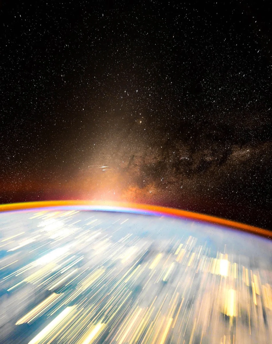 Esta foto de Pettit del 13 de enero muestra una serie de vistas celestes, como la Vía Láctea, la luz zodiacal, los satélites Starlink en órbita y estrellas que parecen puntos de luz. La banda de color ámbar quemado muestra el resplandor del aire —la luz de la atmósfera superior de la Tierra— y la atmósfera terrestre se ve en el borde. El Sol también está a punto de salir, y las luces de las ciudades de la Tierra aparecen como rayas.