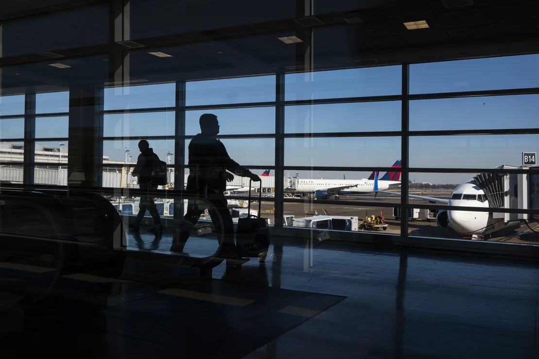 Los viajeros caminan por la terminal del Aeropuerto Nacional Ronald Reagan de Washington el 22 de enero de 2025, en Arlington, Virginia.