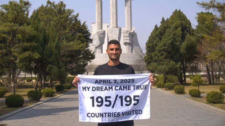 En abril de 2025, Cameron Mofid, de California, se convirtió en una de las pocas personas del mundo en haber viajado a los 195 países y territorios reconocidos por la ONU. Mofid aparece en la foto en Corea del Norte, el último país de su lista. C