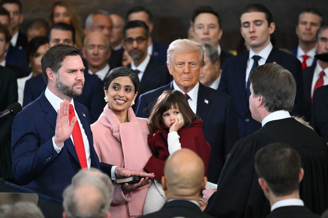 JD Vance prestará juramento como vicepresidente el lunes junto a su esposa, Usha Vance.