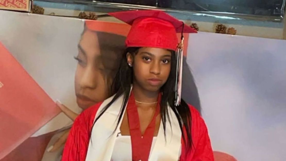 Nikyra Cheyenne Dedeaux en la foto de graduación de 2024. Dedeaux murió en el ataque del 1 de enero de 2025 en Nueva Orleans, Louisiana.