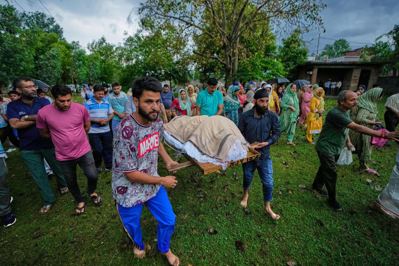 Familiares y amigos llevan el cuerpo de Vihaan Barghava, de 13 años, luego del bombardeo paquistaní en Poonch, Cachemira istrada por la India.