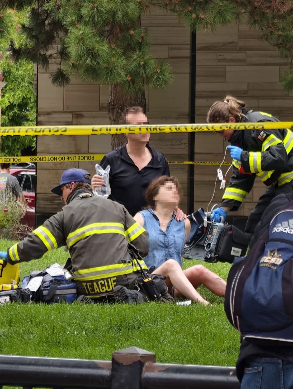 Las víctimas del ataque de Boulder reciben atención médica el domingo. CNN ha añadido imágenes borrosas por motivos de privacidad.