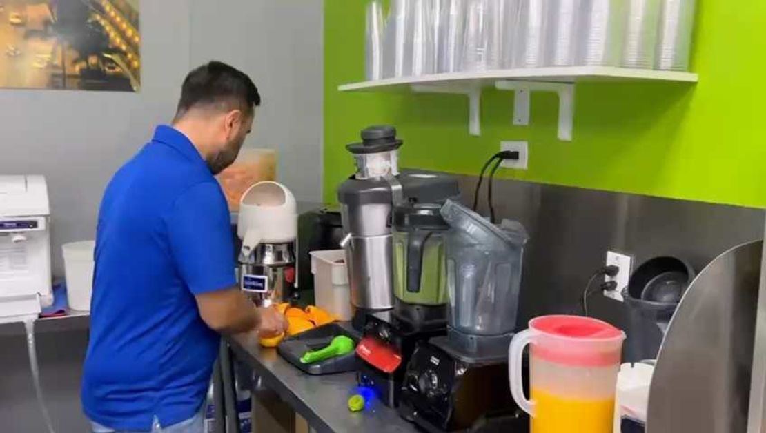 Preparación de jugo de naranja en el negocio Raspados El Mazatleco, ubicado en la ciudad de Paramount, California.