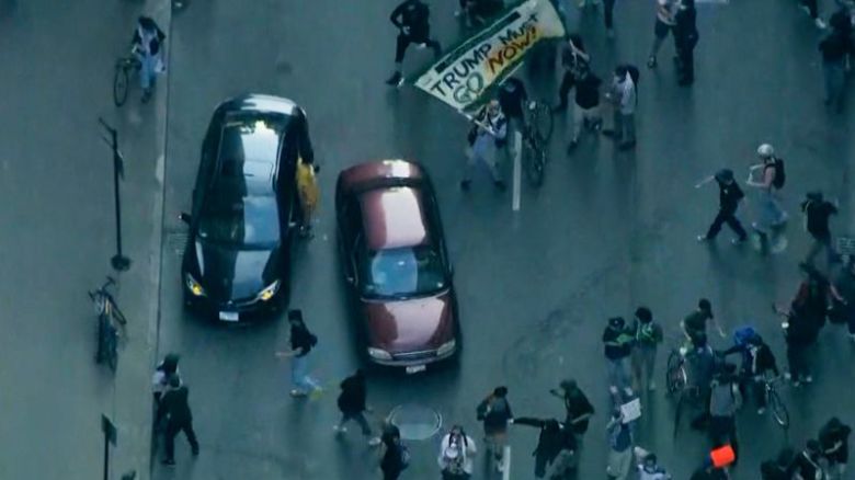 video-car-chicago-ice-protest-digvid.jpg