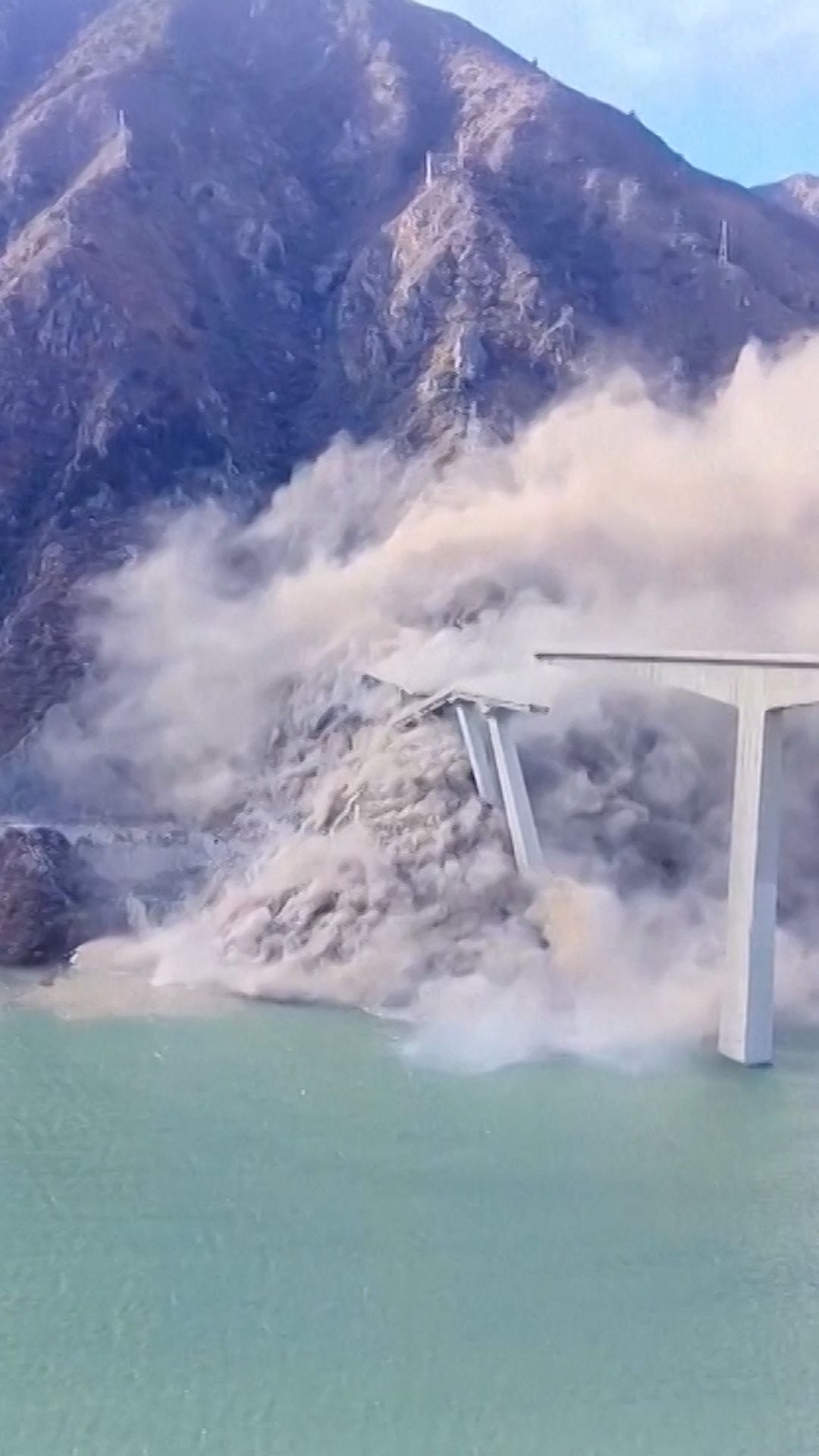 Bridge collapses in China