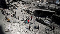 Palestinos inspeccionan el lugar de un ataque israelí contra un edificio residencial en Jabalia, en el norte de Gaza el martes.