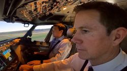 CNN's Pete Muntean reports from a flight simulator, demonstrating the challenges pilots face during an air traffic control "blackout."