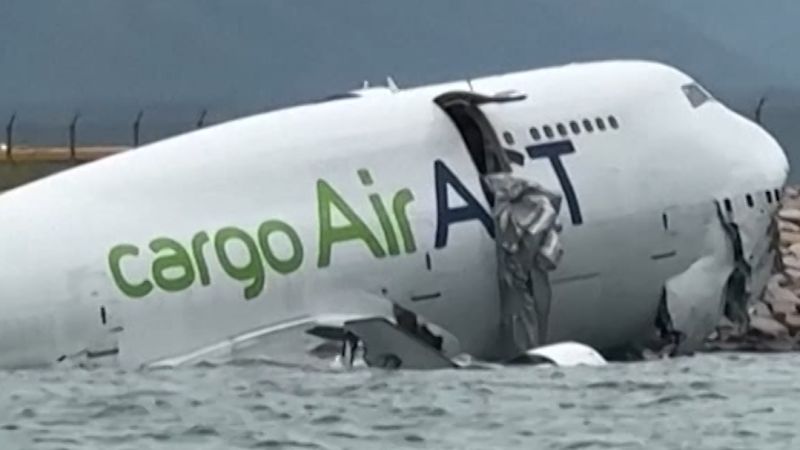 https://media.cnn.com/api/v1/images/stellar/prod/video-hkg-plane-slides-vrtc-1.jpg?c=16x9&q=w_800,c_fill