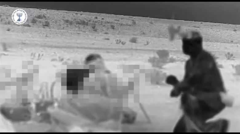 Un video compartido con CNN por la agencia de espionaje israelí, el Mossad, muestra a agentes israelíes contrabandeando armas a Irán antes de los ataques del viernes 13 de junio de 2025.