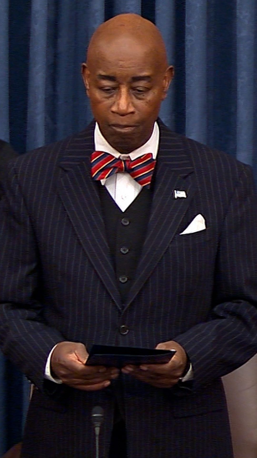 Senate chaplain urges senators to reopen government in prayer