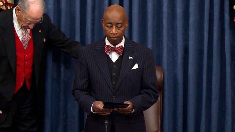 Video: Senate chaplain urges senators to reopen government in prayer