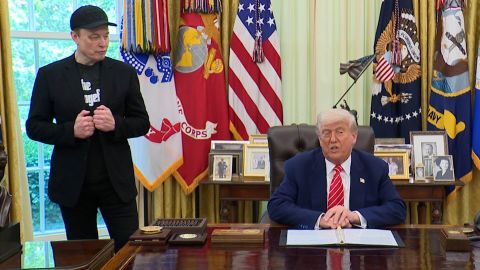 CNN Senior Correspondent Donie O’Sullivan explains how the Trump-Musk feud has affected those who are faithful to MAGA, including right-wing conspiracy theorist Alex Jones.