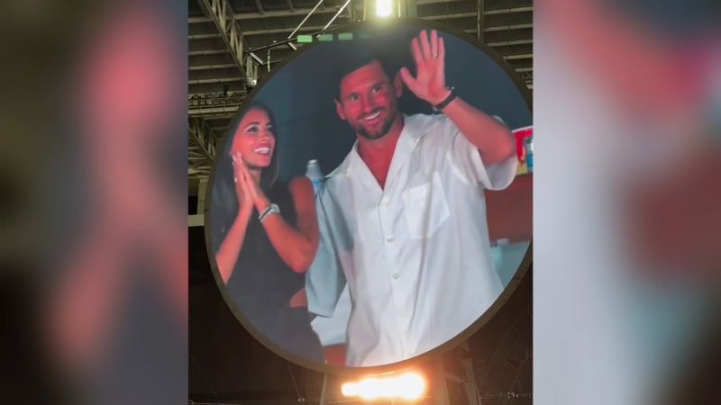 Messi y Antonela, captados por la “kiss cam” de Coldplay