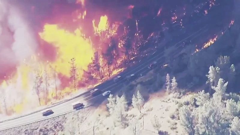 Así se ve una autopista en llamas por el incendio Park Fire, ahora el quinto mayor en la historia de California