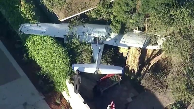 Una avioneta aterrizó en el patio trasero de una casa en los ángeles | cnn