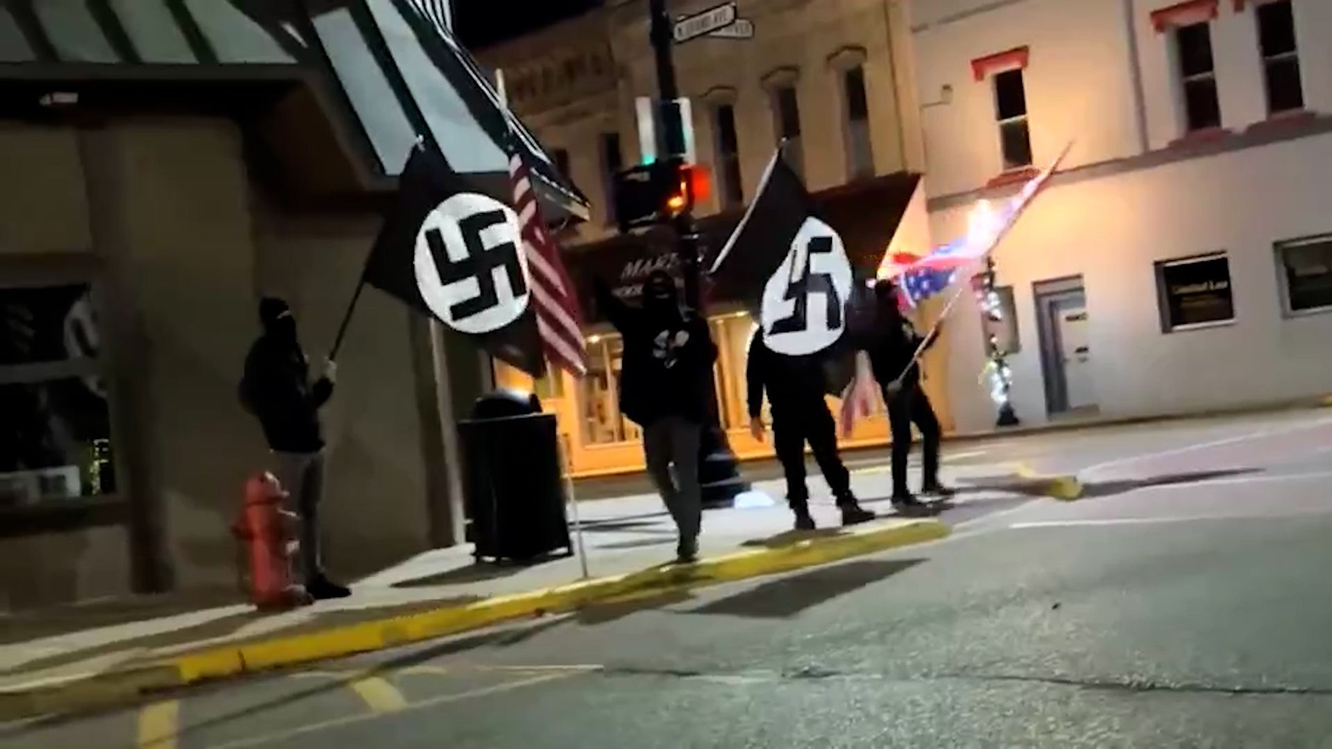 Manifestantes neonazis gritan insultos y llevan banderas con esvásticas en  Columbus, Ohio