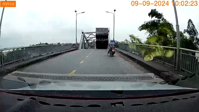 Video shows driver avoid bridge collapse after typhoon leaves destruction in wake CNN Video shows driver avoid bridge collapse after typhoon leaves destruction in wake CNN