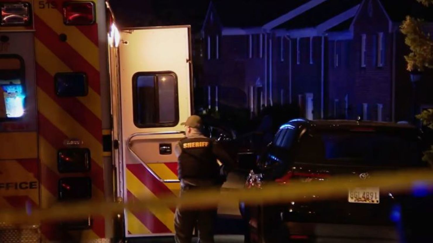 Las fuerzas del orden respondieron a un tiroteo en un complejo de casas adosadas en el condado de Spotsylvania, Virginia, el martes.