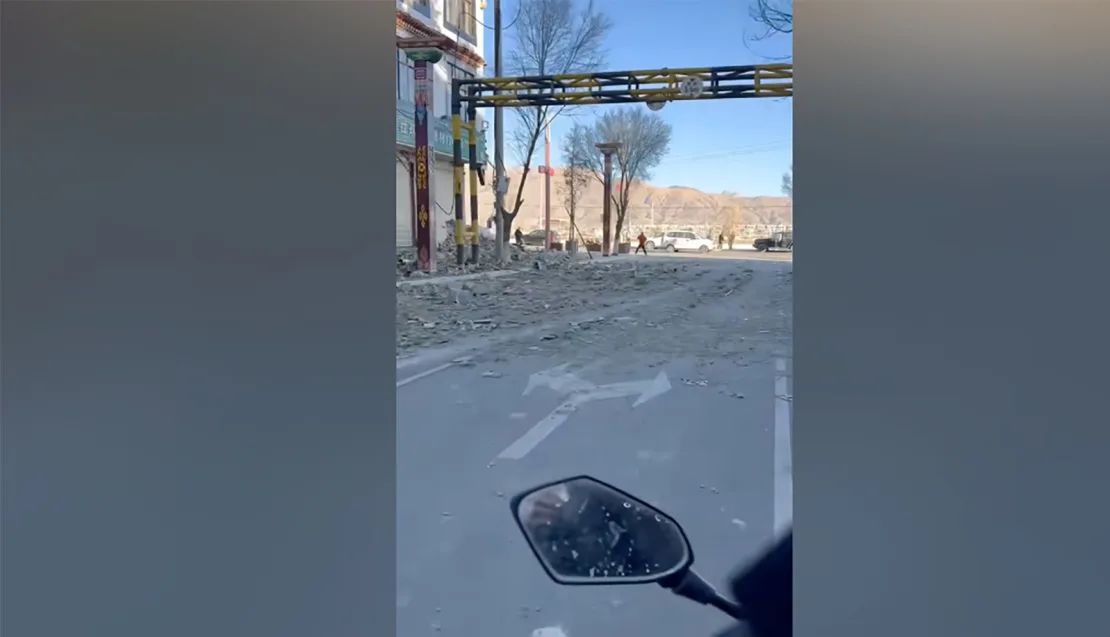 La vista desde el terreno después de que un poderoso terremoto sacudió una región remota del Tíbet el martes por la mañana.