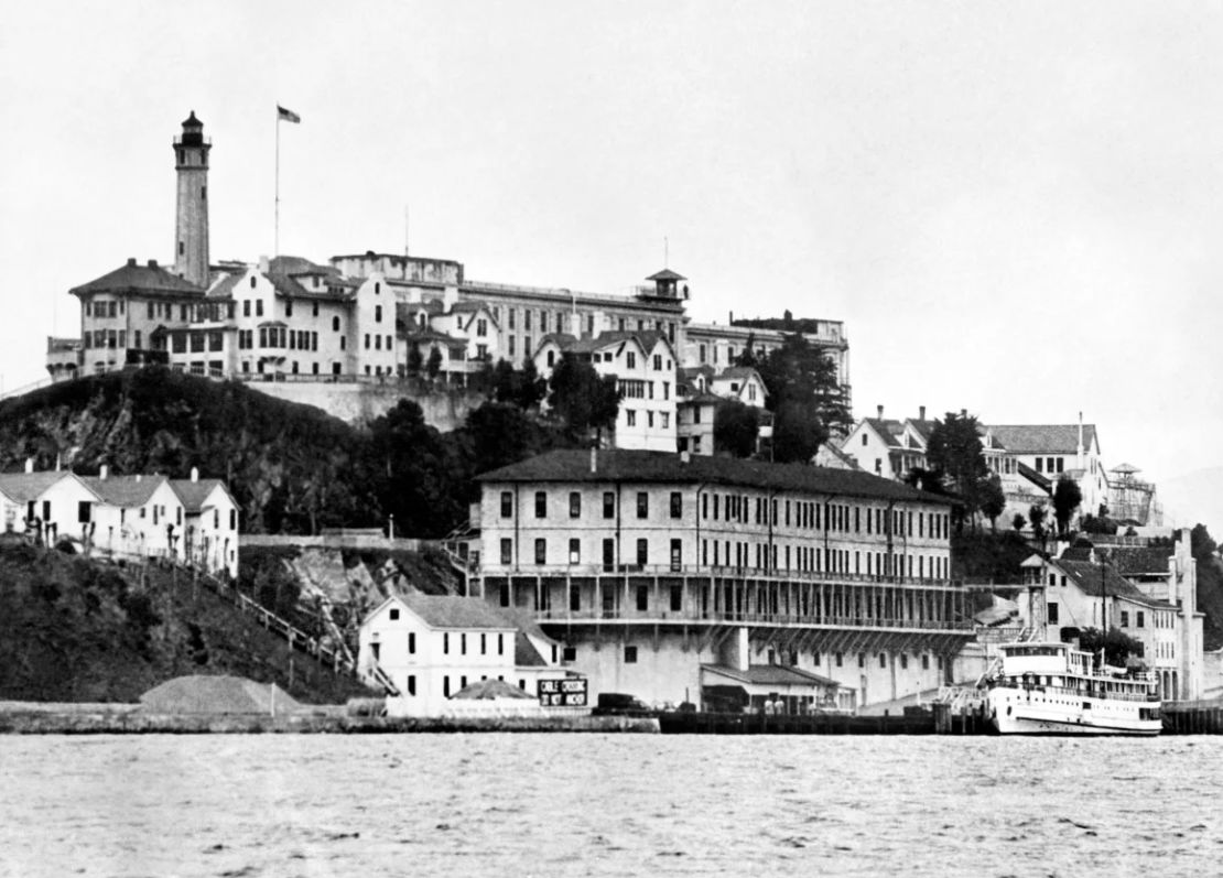Una vista de la isla de Alcatraz y la penitenciaría en la bahía de San Francisco, en la década de 1930.