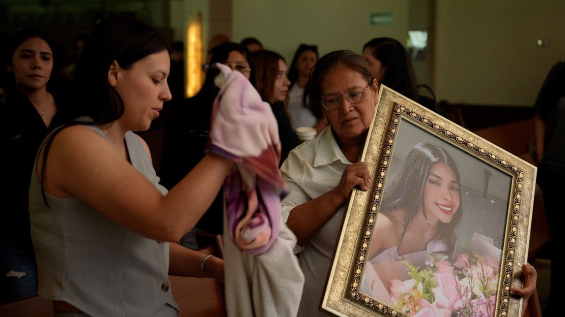 La madre y la hermana de Vivian Aispuro asisten a su funeral