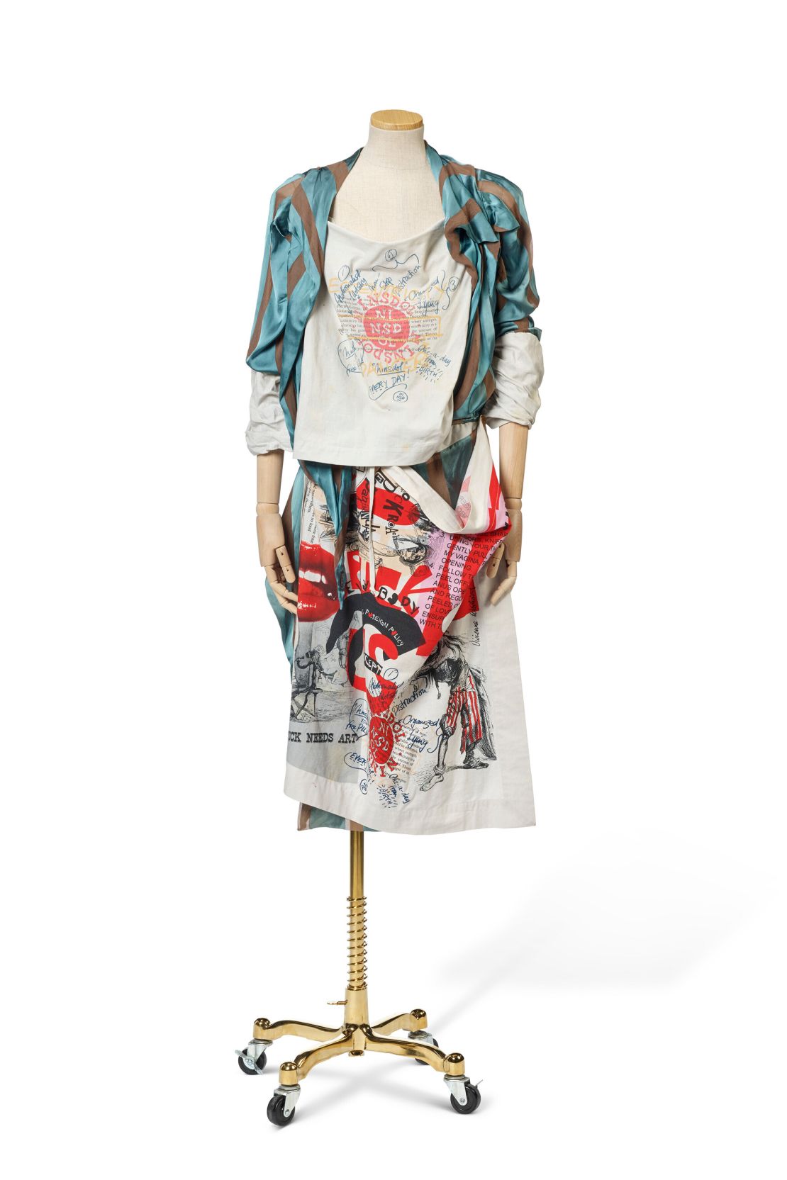 «Προπαγάνδα», Φθινόπωρο/Χειμώνας 2005-2006. Η εμφάνιση περιλαμβάνει ένα φόρεμα με μπλε και άσπρη ριγέ μπλούζα και εμπριμέ προπαγανδιστικό πάνελ και ποδιά.
