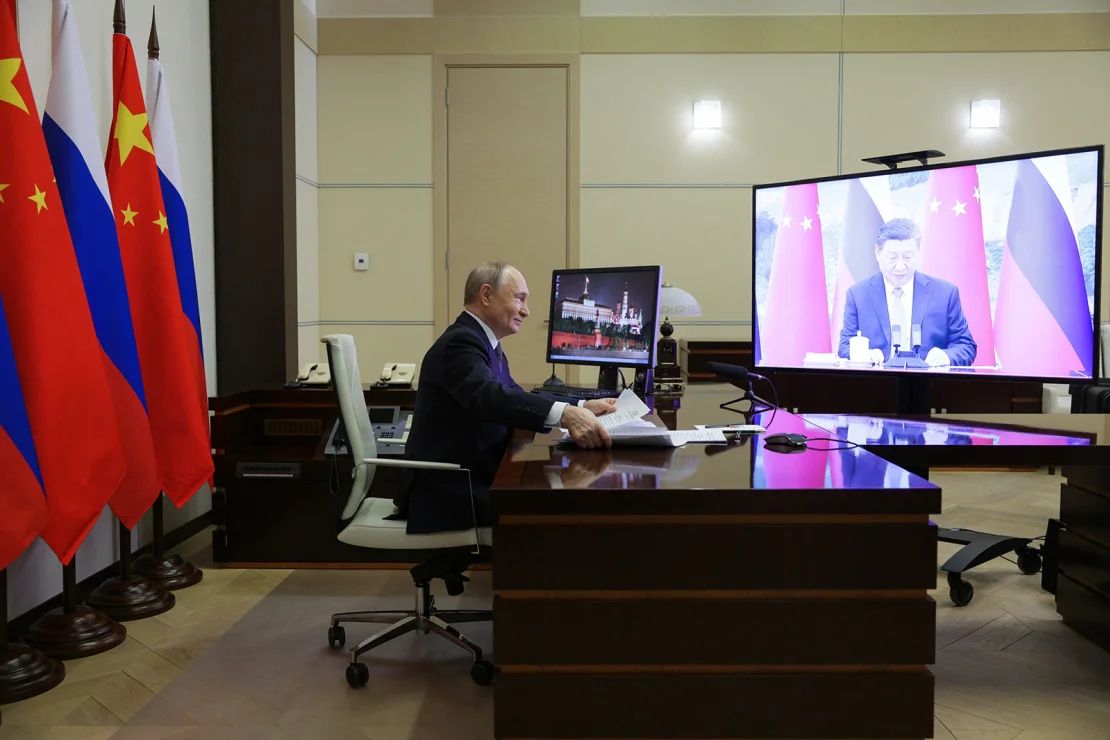 El presidente de Rusia, Vladimir Putin, habla con el líder chino Xi Jinping a través de un enlace de video desde una residencia estatal en las afueras de Moscú el 21 de enero de 2025.