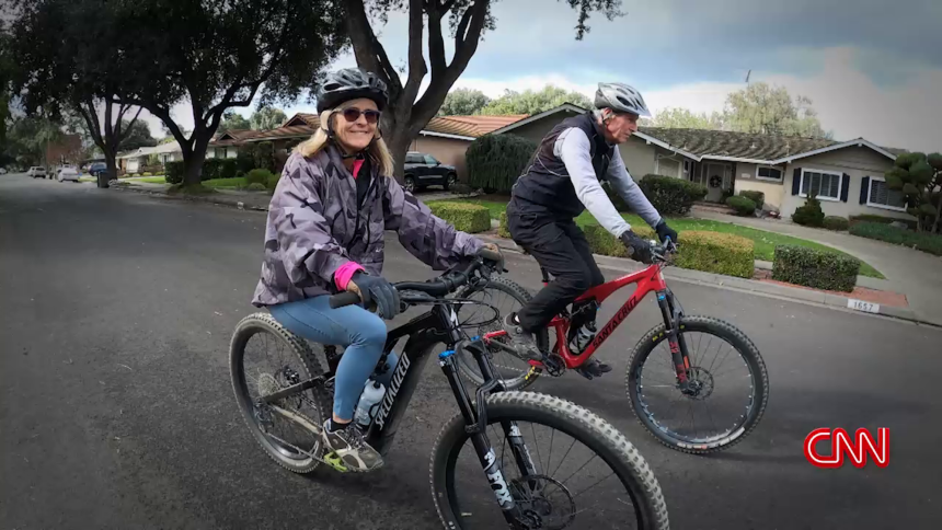 Debido a su mejora cognitiva, Tammy Maida (izquierda) y su esposo Paul disfrutan de nuevo en bicicleta nuevamente.