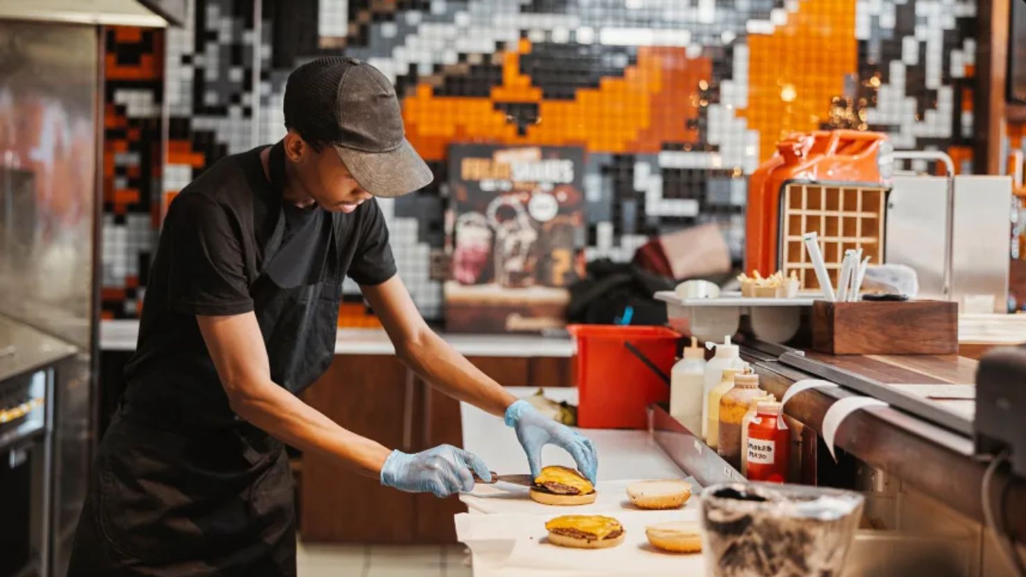 La volatilidad de horarios es especialmente común entre los trabajadores a tiempo parcial y aquellos sin título universitario, según una nueva encuesta