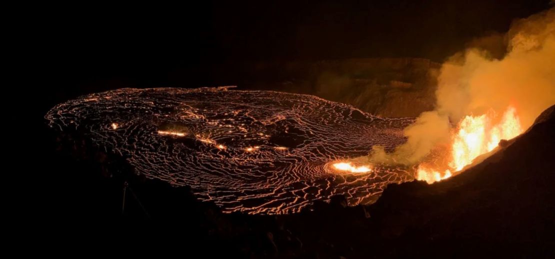 La lava surge de las fisuras en la parte oeste de la pared de la caldera, alimentando los flujos de lava que cubren el área del cráter Halema'uma'u durante una nueva erupción dentro de la caldera del cráter Kaluapele, que comenzó temprano en el volcán Kilauea en Hawai, el 23 de diciembre de 2024.