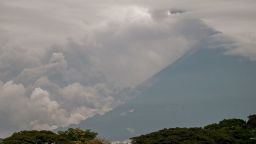 Humo se eleva desde el cráter del Volcán de Fuego, fotografiado desde Escuintla, Guatemala, el 5 de junio de 2025. Al menos 330 personas fueron evacuadas el jueves en Guatemala tras la erupción del Volcán de Fuego, ubicado a 35 km de la capital, según informó la agencia de protección civil, que declaró alerta naranja.