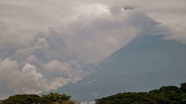 Humo se eleva desde el cráter del Volcán de Fuego, fotografiado desde Escuintla, Guatemala, el 5 de junio de 2025. Al menos 330 personas fueron evacuadas el jueves en Guatemala tras la erupción del Volcán de Fuego, ubicado a 35 km de la capital, según informó la agencia de protección civil, que declaró alerta naranja.