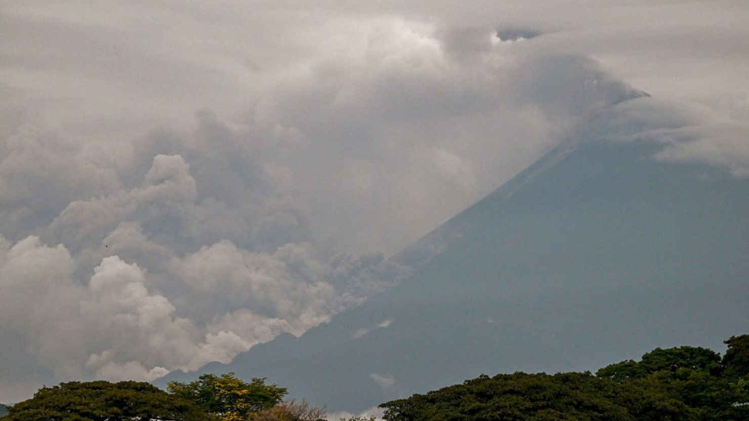 Humo se eleva desde el cráter del Volcán de Fuego, fotografiado desde Escuintla, Guatemala, el 5 de junio de 2025. Al menos 330 personas fueron evacuadas el jueves en Guatemala tras la erupción del Volcán de Fuego, ubicado a 35 km de la capital, según informó la agencia de protección civil, que declaró alerta naranja.