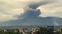 El volcán Poás arroja cenizas al aire durante una erupción, vista desde San José el 21 de abril de 2025.