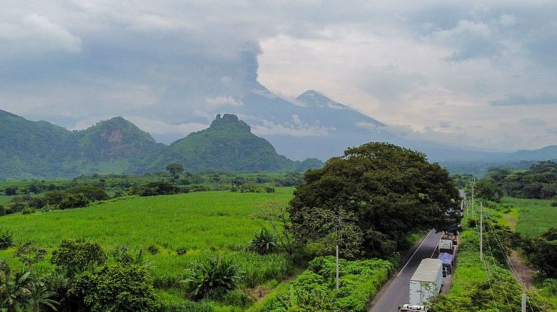 Humo se eleva desde el cráter del Volcán de Fuego durante su erupción el 5 de junio de 2025, visto desde Escuintla, Guatemala.