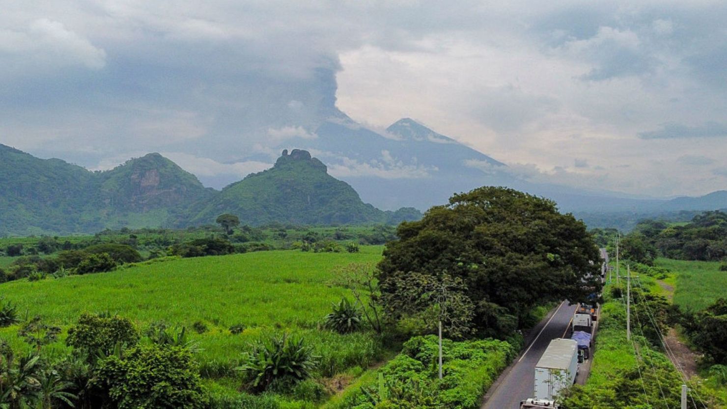 Humo se eleva desde el cráter del Volcán de Fuego durante su erupción el 5 de junio de 2025, visto desde Escuintla, Guatemala.