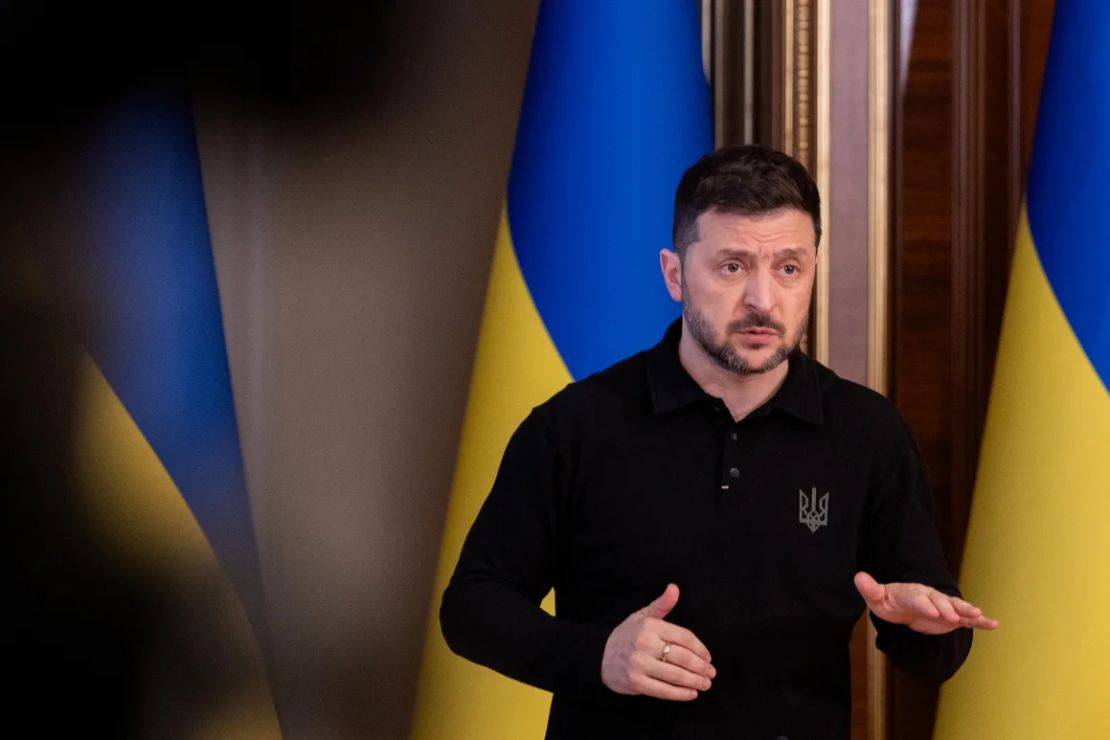 El presidente de Ucrania, Volodymyr Zelensky, habla en una conferencia de prensa en Kyiv el 17 de abril de 2025.