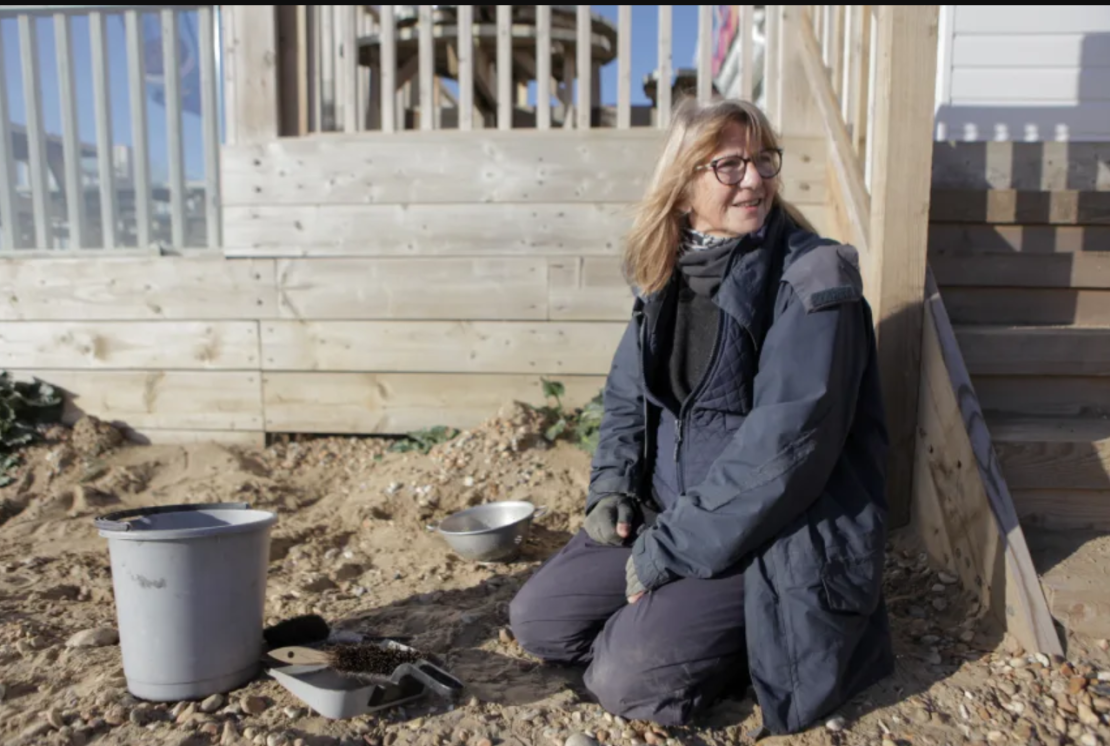 La voluntaria Barbara Plum, jubilada de Kent, ha acudido a la playa de forma constante desde el vertido, recogiendo las bolas biológicas en Camber Sands con utensilios de su cocina.