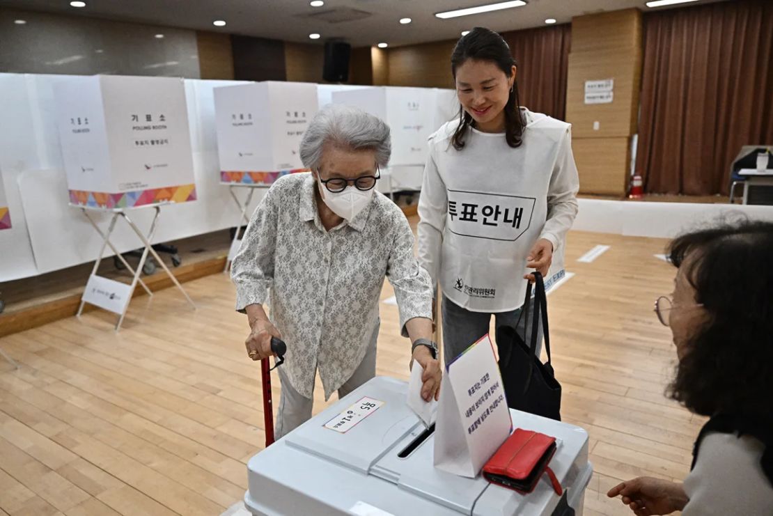 Una mujer vota en un colegio electoral en Seúl durante las elecciones presidenciales del 3 de junio de 2025.