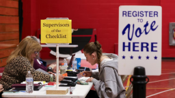 La supervisora de la lista de control del estado de Nuevo Hampshire, Leslie Dombroski (izquierda), inscribe a Elise Collins, de 18 años, para votar en Derry (Nuevo Hampshire) en marzo.