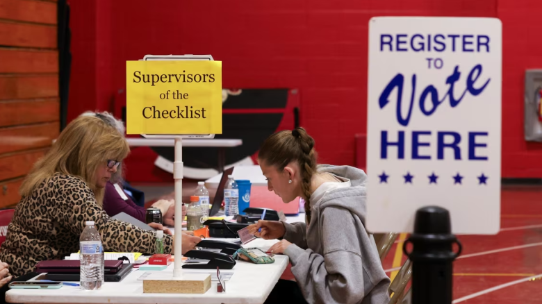 La supervisora de la lista de control del estado de Nuevo Hampshire, Leslie Dombroski (izquierda), inscribe a Elise Collins, de 18 años, para votar en Derry (Nuevo Hampshire) en marzo.
