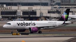 Un avión Airbus A320 de Volaris en el Aeropuerto Internacional de Los Ángeles el 19 de septiembre de 2024.
