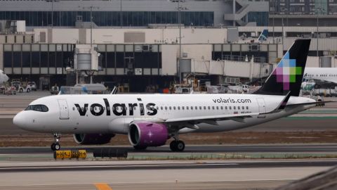 Un avión Airbus A320 de Volaris en el Aeropuerto Internacional de Los Ángeles el 19 de septiembre de 2024.