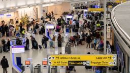 Los viajeros esperan en el área de check-in de JetBlue en el Aeropuerto Internacional John F. Kennedy en Nueva York el 24 de diciembre.