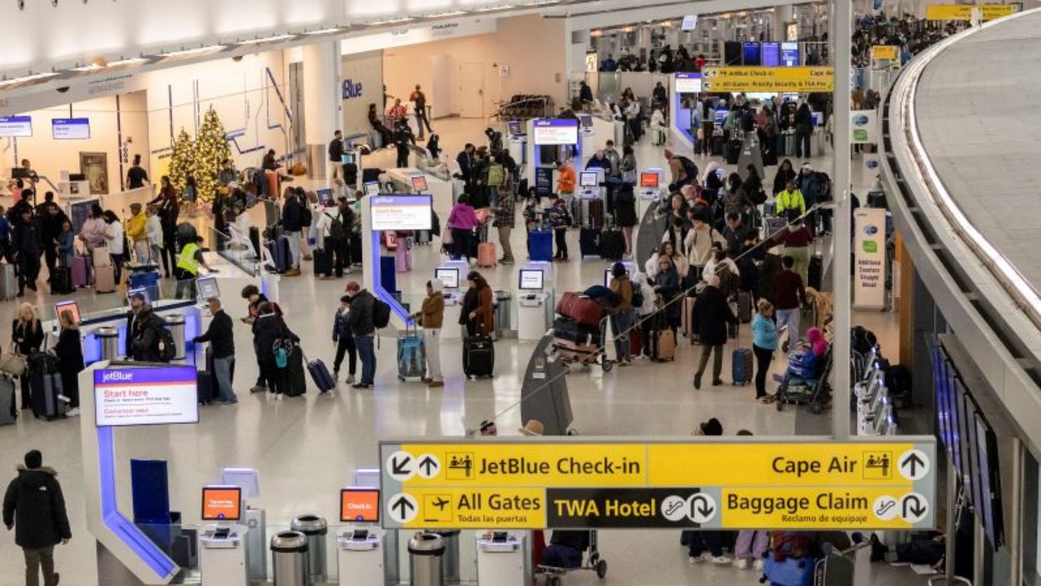 Los viajeros esperan en el área de check-in de JetBlue en el Aeropuerto Internacional John F. Kennedy en Nueva York el 24 de diciembre.