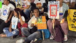 Familiares de venezolanos detenidos en El Salvador protestan frente a la sede de la ONU en Caracas.