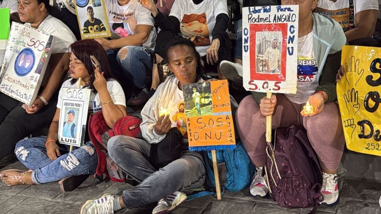 Familiares de venezolanos detenidos en El Salvador protestan frente a la sede de la ONU en Caracas.
