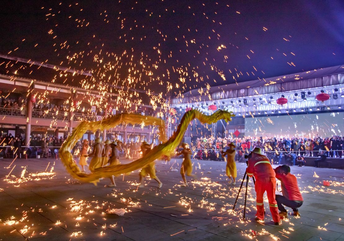 Dragon dances are performed under flying molten iron at Huanglongxi ancient town in Chengdu, in southwest China's Sichuan province.