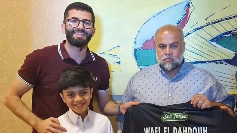 Чилийски футболен клуб Палестино, основан от палестински имигранти, подарява фланелка на журналиста Wael Al-Dahdouh